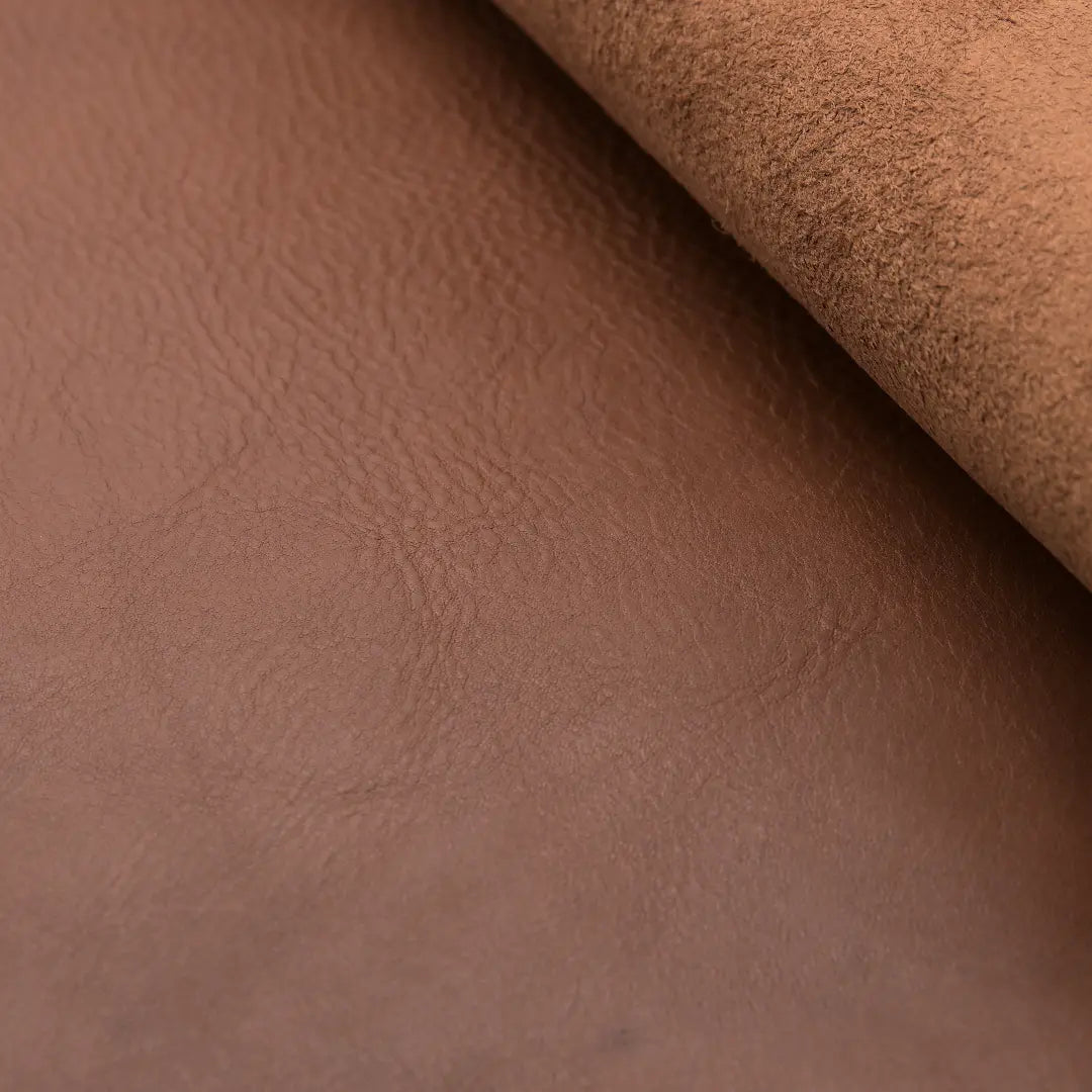 コラム「自然な表情が語る、革の品質」を公開しました